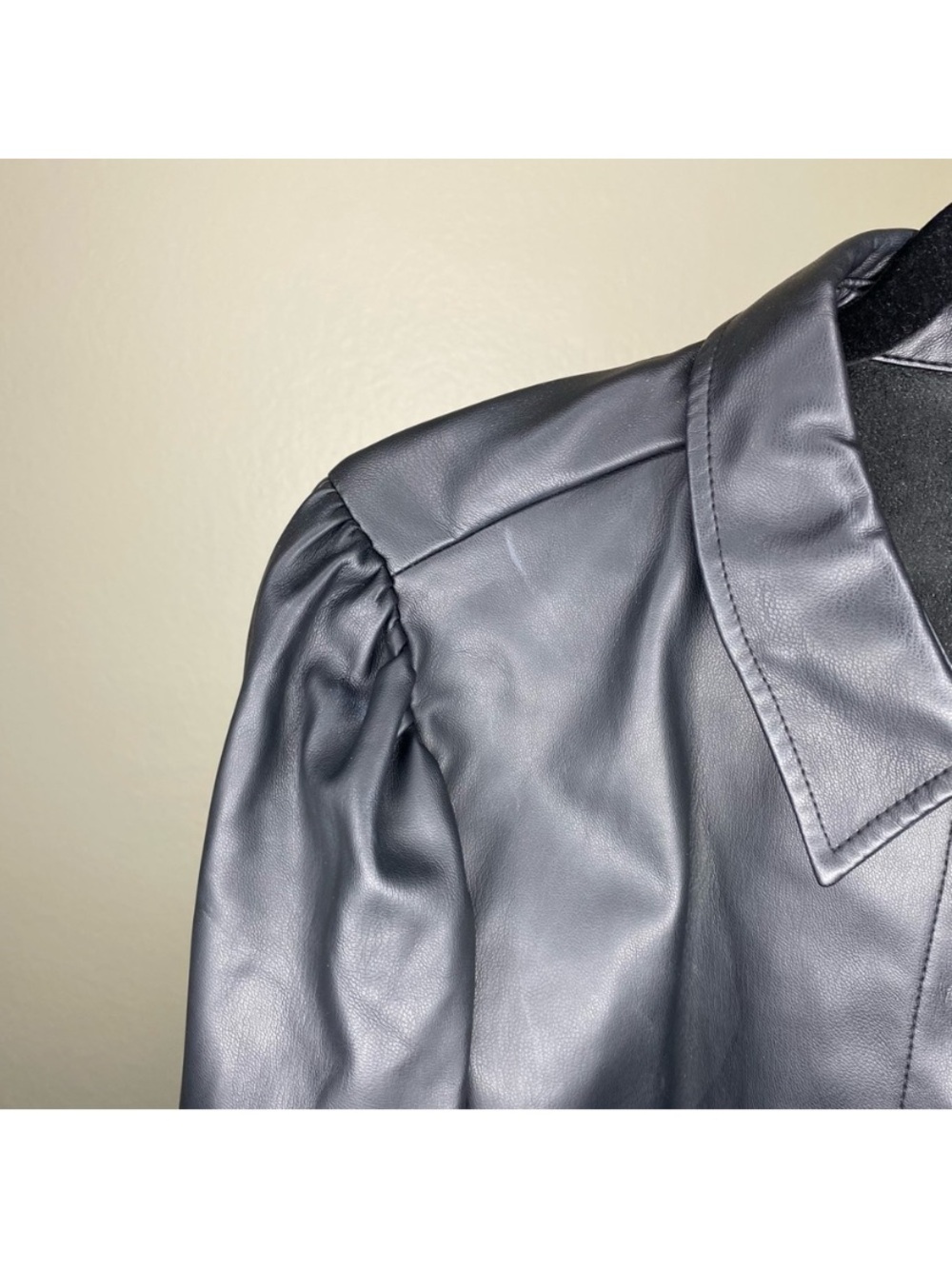 ZARA Black Faux Leather Collared Jacket
Sleek faux leather jacket by ZARA. - Picture 5 of 8